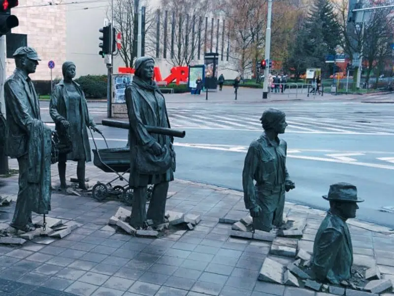 A Passagem: Os peões anónimos de bronze de Wrocław 1 A Passagem em Wroclaw