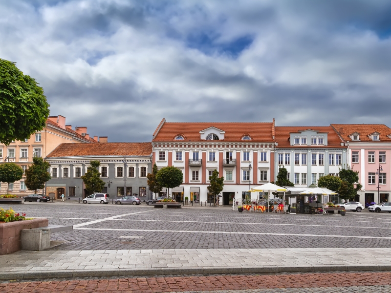 La piazza del Municipio di Vilnius: Un palcoscenico storico per la vita civile della capitale lituana 3 Piazza del Municipio di Vilnius