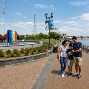 Estendendo-se ao longo do rio Mississippi, junto ao Bairro Francês, o Parque Woldenberg é um espaço verde pitoresco com 16 acres, famoso pelo seu passeio ribeirinho, pelas esculturas públicas e pelas vistas privilegiadas dos barcos a vapor e navios que por ali passam.