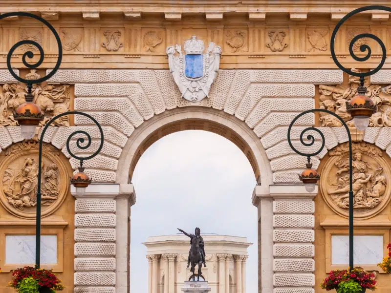Arc de Triomphe: Ein steinerner Wächter des Triumphs in Montpellier 2 Arc de Triomphe in Montpellier