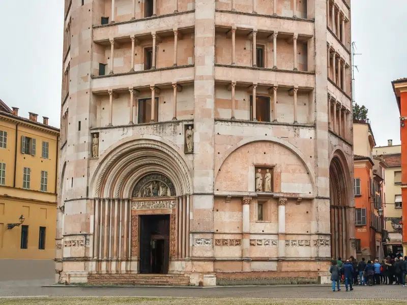 Baptisterio de Parma: obra maestra del arte y la fe medievales italianos 2 Baptisterio de Parma