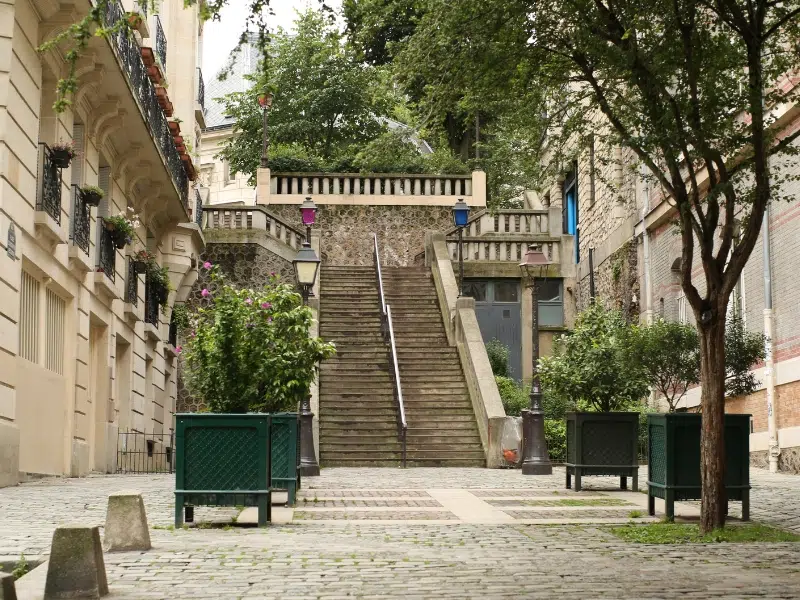 Die Büste von Dalida: Eine Hommage aus Bronze auf dem Montmartre 2 Büste von Dalida auf dem Montmartre
