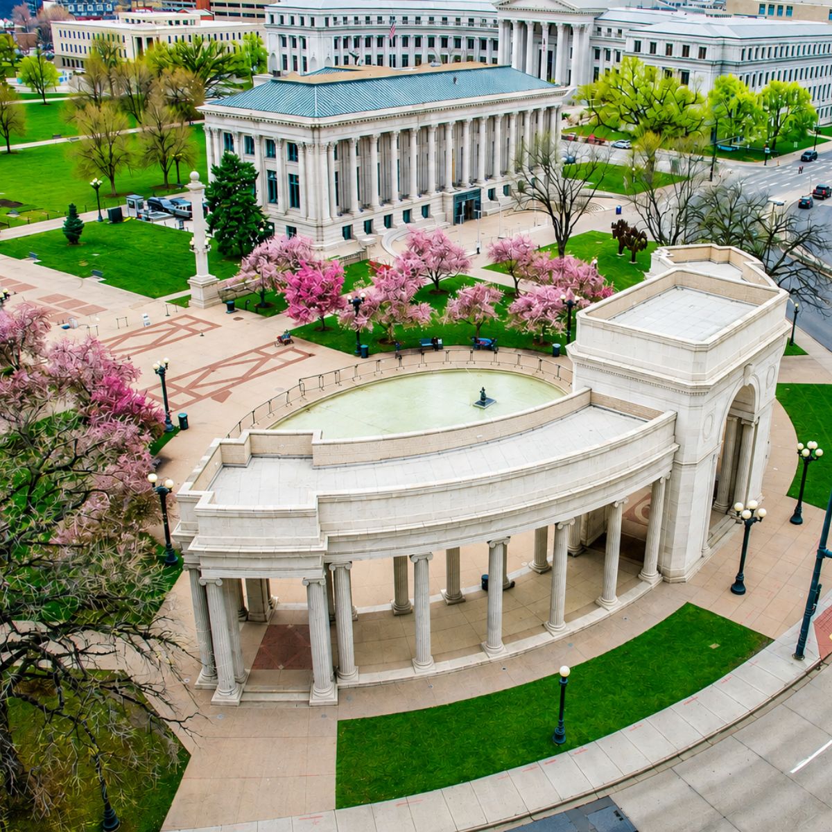 Caça ao tesouro e visita autoguiada a Denver 2 O Civic Center Park é um vibrante oásis urbano neoclássico no coração de Denver, ligando o Capitólio do Estado e o Museu de Arte com relvados luxuriantes e festivais culturais animados.
