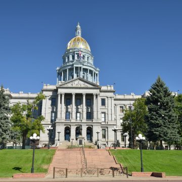 O majestoso Capitólio do Estado do Colorado é um marco neoclássico impressionante, famoso pela sua brilhante cúpula em ouro de 24 quilates e um degrau histórico que marca exatamente uma milha acima do nível do mar.