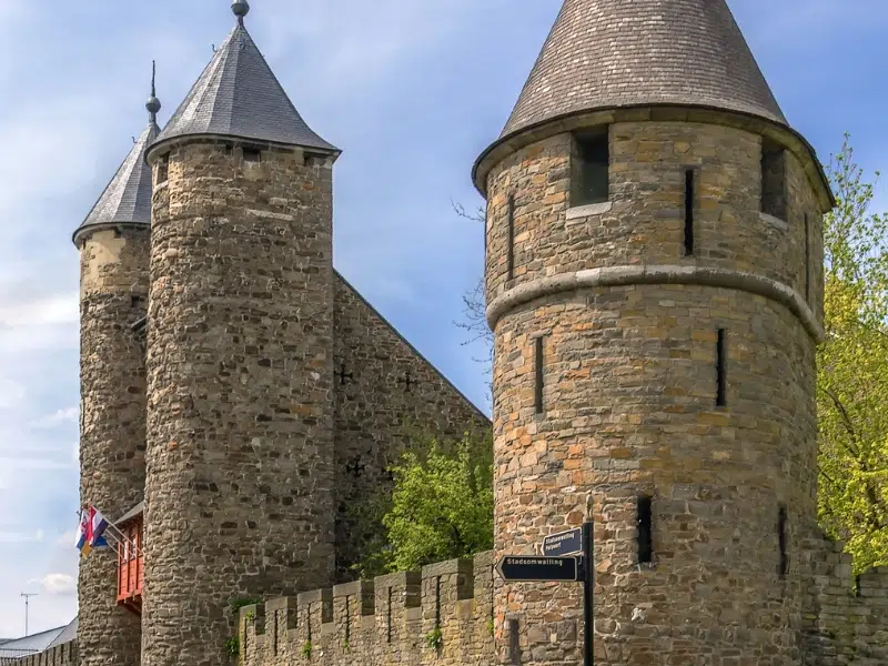 Helpoort: brama do bogatej historii Maastricht 1 Helpoort w Maastricht