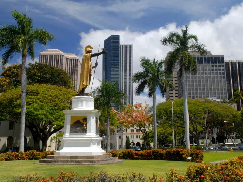 Statua króla Kamehamehy: Pomnik wielkiego zjednoczyciela Hawajów 2 Pomnik króla Kamehamehy w Honolulu