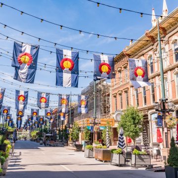 Larimer Square é o quarteirão mais histórico e vibrante de Denver, onde os encantadores edifícios do século XIX, as luzes cintilantes dos dosséis e as boutiques criam uma atmosfera encantadora para os exploradores urbanos.