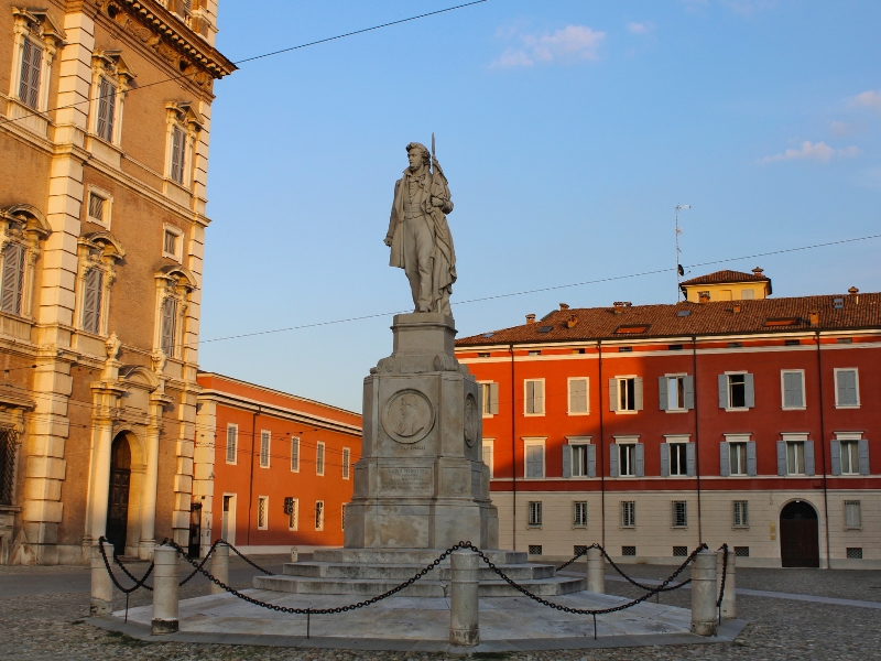 Piazza Roma: Eine Etappe des Übergangs in Modena 2 Piazza Roma in Modena