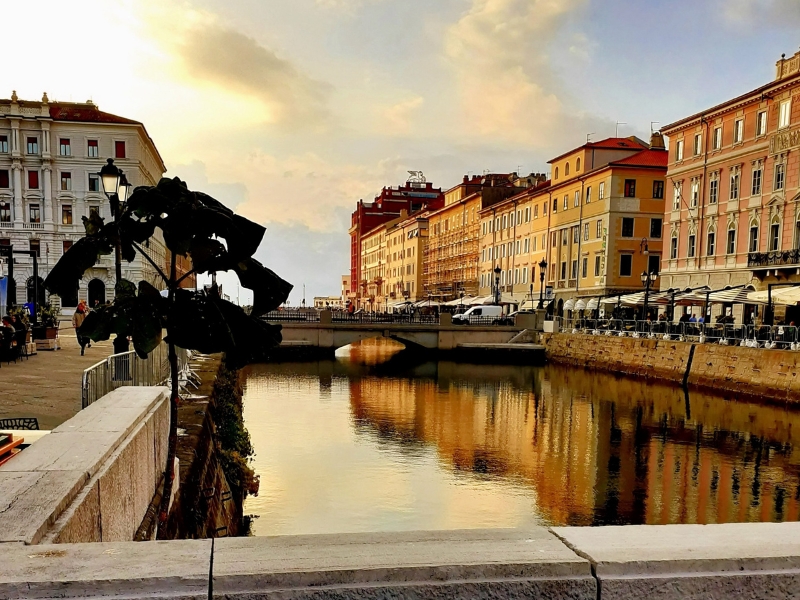 Piazza del Ponterosso : Le cœur vibrant de Trieste 3 Piazza del Ponterosso à Trieste