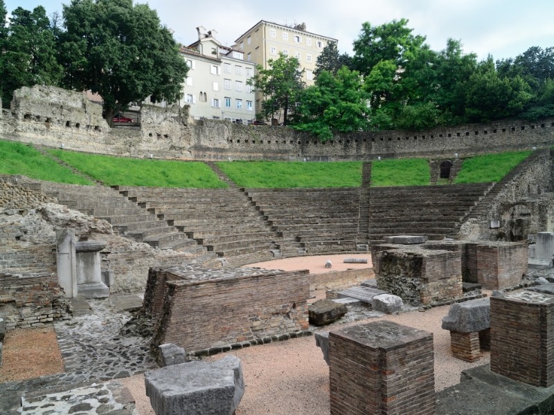 Teatro Romano de Trieste: Um palco intemporal no coração da cidade 1 Teatro Romano de Trieste