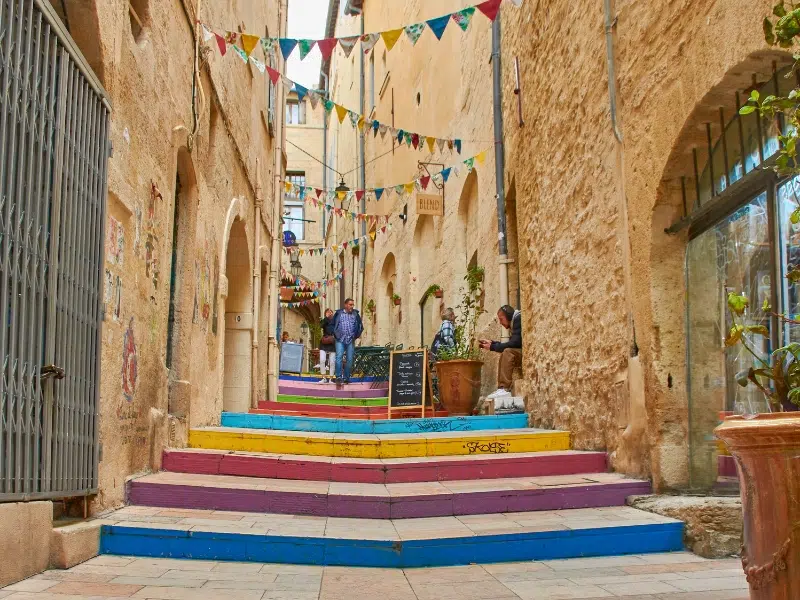 Rue Arc en Ciel: Chromatyczne kroki przez Montpellier 1 Rue Arc en Ciel w Montpellier