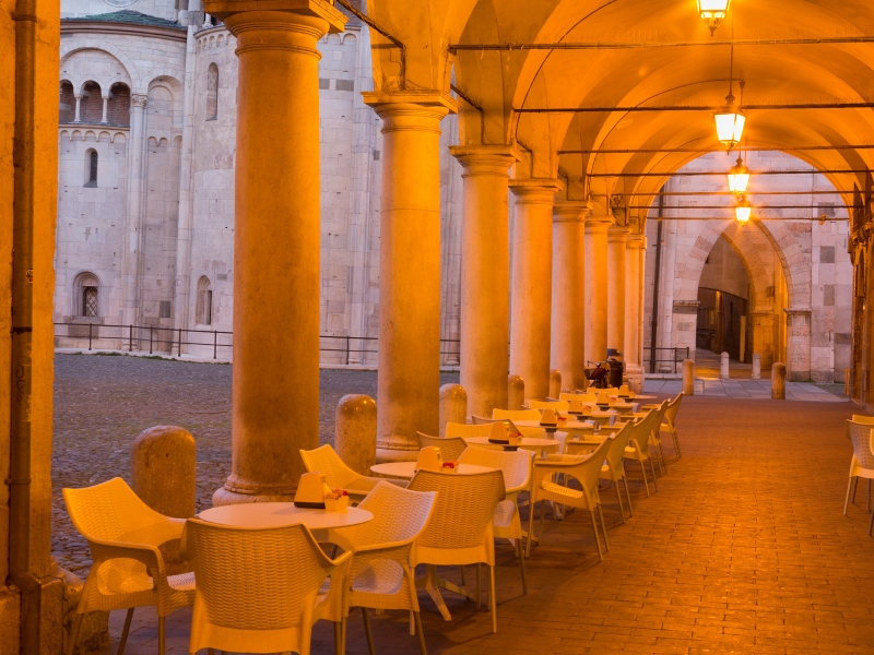 Piazza Grande: The Beating Heart of Modena's Cultural and Civic Life 3 Piazza Grande in Modena