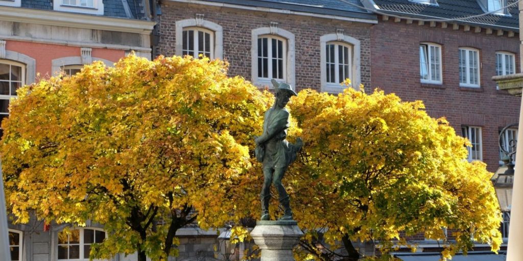 The Amusing Tale of the Hühnerdieb in Aachen: A Quirky Fountain with a Rich History 2 Hühnerdieb in Aachen