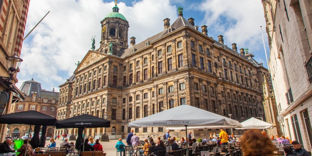 Plac Dam w Amsterdamie: Nieprzemijające serce miasta 3 Plac Dam w Amsterdamie