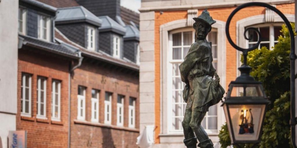 The Amusing Tale of the Hühnerdieb in Aachen: A Quirky Fountain with a Rich History 1 Hühnerdieb in Aachen