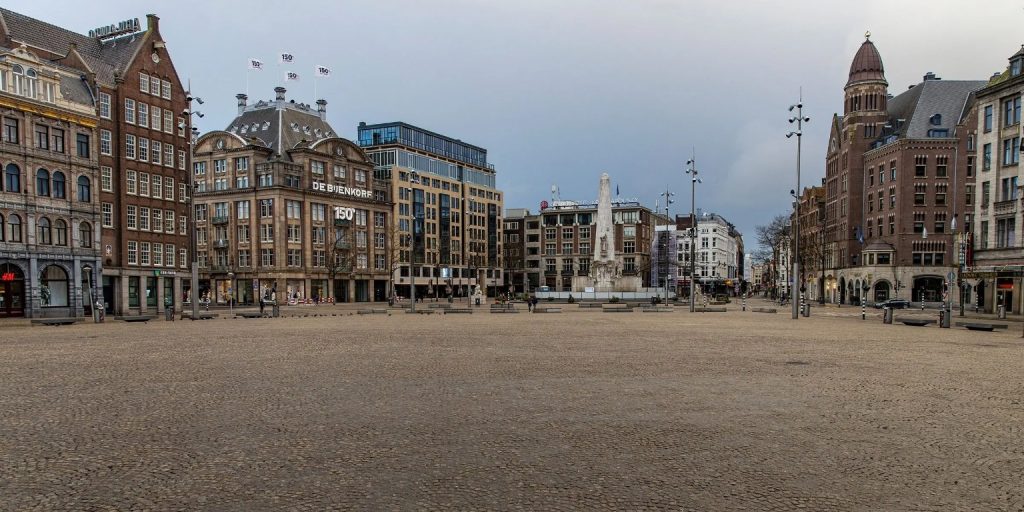 Plac Dam w Amsterdamie: Nieprzemijające serce miasta 1 Plac Dam w Amsterdamie