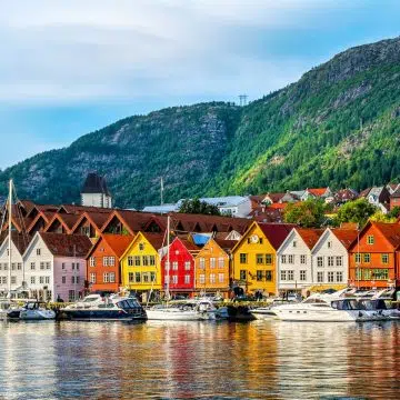 Bryggen ist Bergens kultiges Hanseviertel, wo farbenfrohe Holzhäuser, enge Gassen und eine jahrhundertelange maritime Geschichte eines der charmantesten Hafenviertel Norwegens bilden.