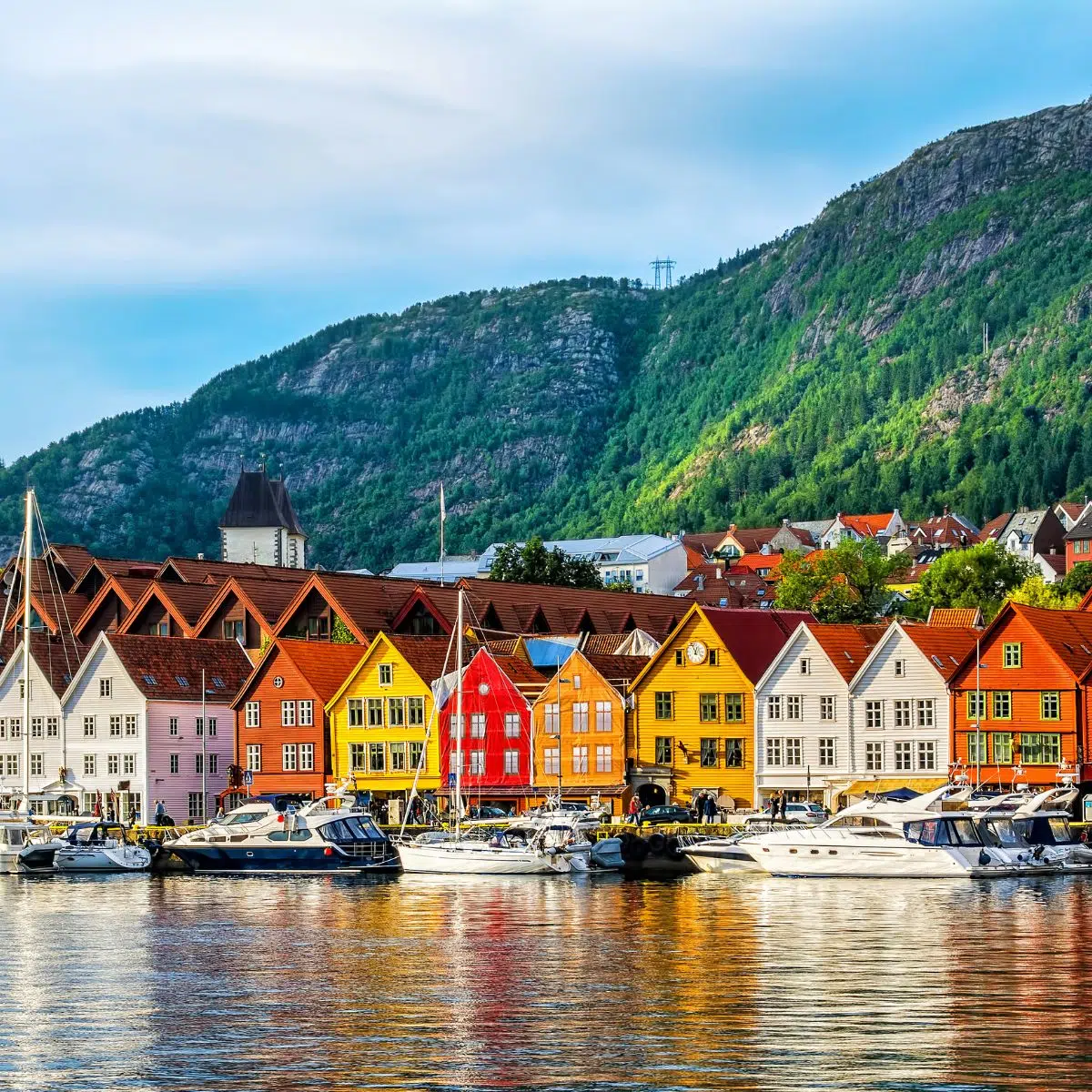 Schnitzeljagd und selbstgeführte Tour durch Bergen 2 Bryggen ist Bergens kultiges Hanseviertel, wo farbenfrohe Holzhäuser, enge Gassen und eine jahrhundertelange maritime Geschichte eines der charmantesten Hafenviertel Norwegens bilden.