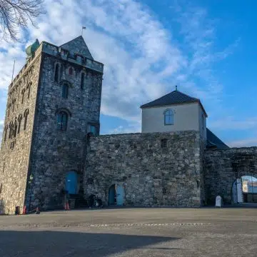 Der Rosenkrantz-Turm ist ein gut erhaltener mittelalterlicher Festungsturm, der einen Panoramablick und einen faszinierenden Einblick in Bergens königliche und militärische Vergangenheit bietet.