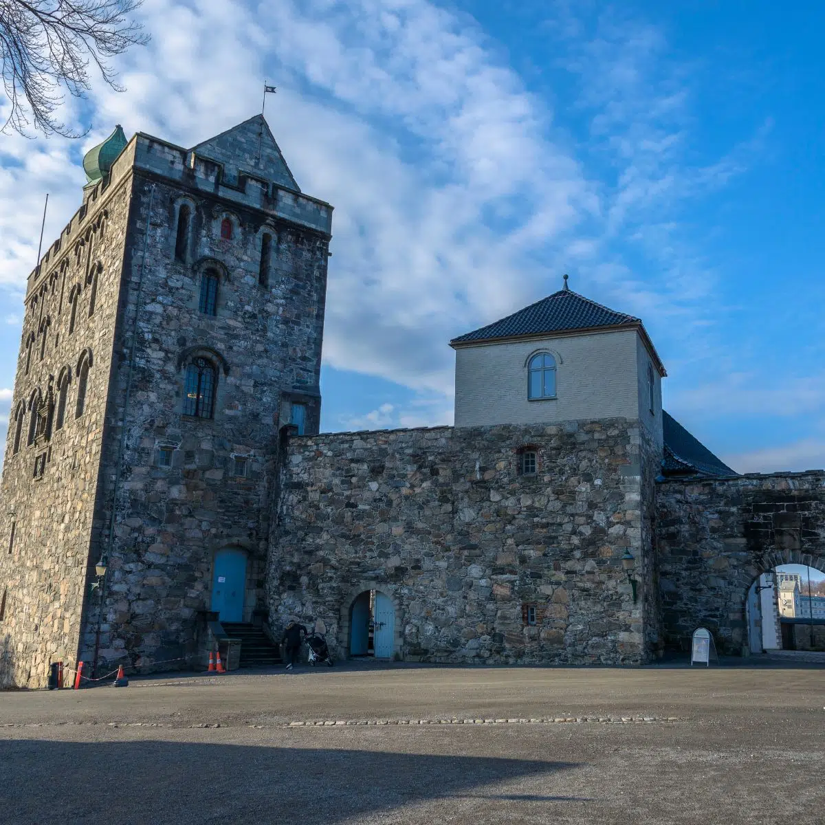 Schnitzeljagd und selbstgeführte Tour durch Bergen 6 Der Rosenkrantz-Turm ist ein gut erhaltener mittelalterlicher Festungsturm, der einen Panoramablick und einen faszinierenden Einblick in Bergens königliche und militärische Vergangenheit bietet.