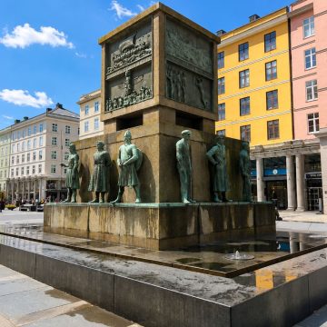 Das Seemannsdenkmal ist ein markantes Denkmal am Wasser, das Bergens Seefahrertradition ehrt und von der malerischen Aussicht auf den Hafen und der lebendigen Atmosphäre des Stadtzentrums umgeben ist.