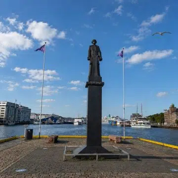 Das Shetlands-Larsen-Denkmal ehrt den legendären norwegischen Widerstandshelden und bietet eine wunderschöne Aussicht auf das Wasser, die Bergens stolze maritime Geschichte widerspiegelt.