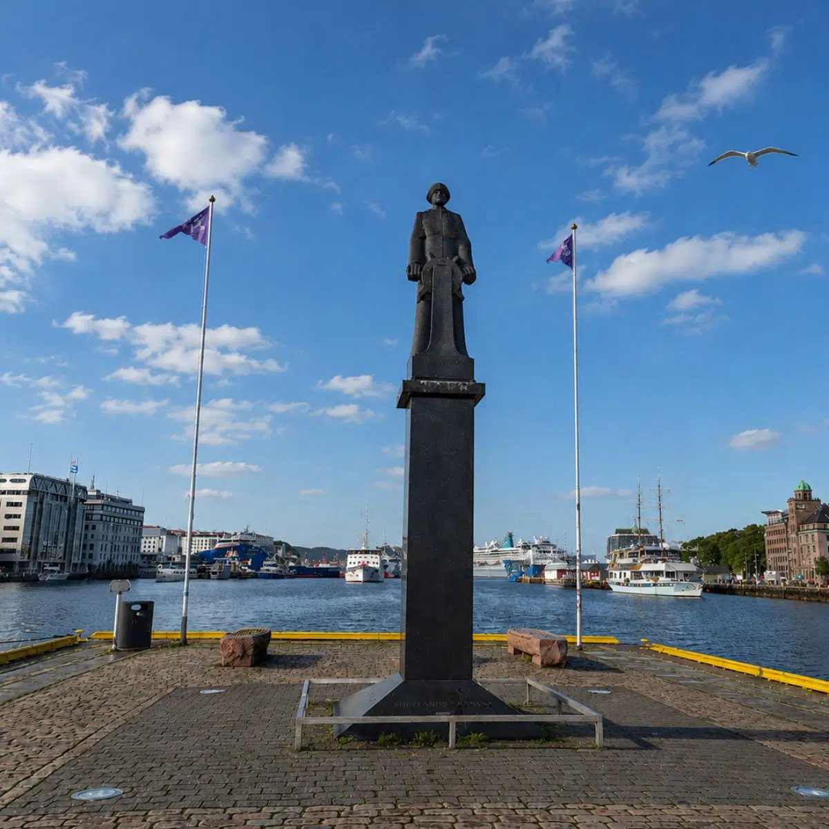 Schnitzeljagd und selbstgeführte Tour durch Bergen 5 Das Shetlands-Larsen-Denkmal ehrt den legendären norwegischen Widerstandshelden und bietet eine wunderschöne Aussicht auf das Wasser, die Bergens stolze maritime Geschichte widerspiegelt.