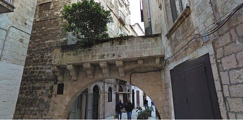 Arco Meraviglia in Bari: een middeleeuwse poort naar verborgen wonderen 1 Arco Meraviglia in Bari