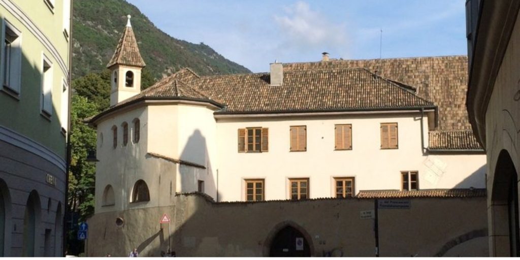 La iglesia franciscana de Bolzano: Un tranquilo refugio de arte gótico 1 Iglesia franciscana de Bolzano
