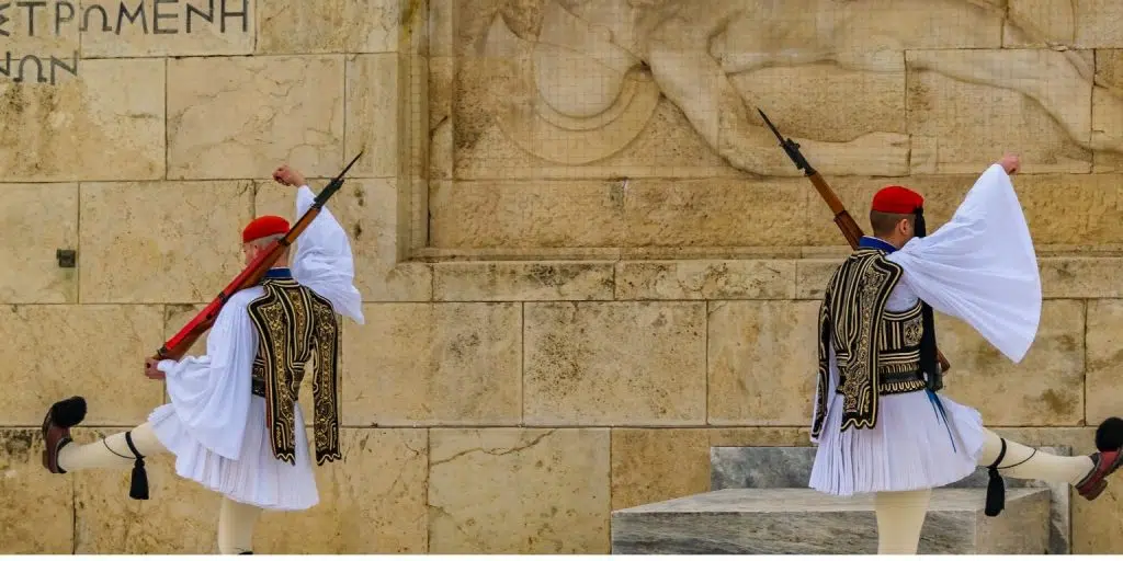 Les Evzones à Athènes : Gardiens de la tradition et de la fierté nationale 1 Les Evzones à Athènes