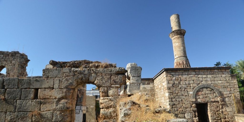 O minarete partido da Mesquita Korkut em Antalya: Uma tapeçaria histórica em camadas 1 Minarete partido da mesquita de Korkut