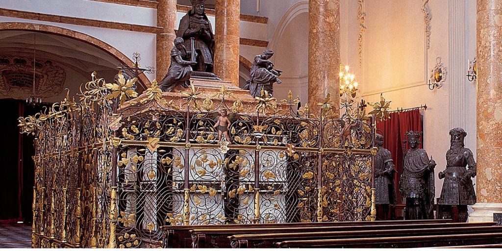 La tombe vide de Maximilien Ier à Innsbruck : Un monument à la grandeur inachevée 2 Tombe vide de Maximilien Ier à Innsbruck