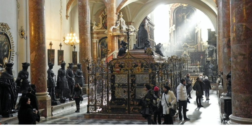 La tombe vide de Maximilien Ier à Innsbruck : Un monument à la grandeur inachevée 3 Tombe vide de Maximilien Ier à Innsbruck