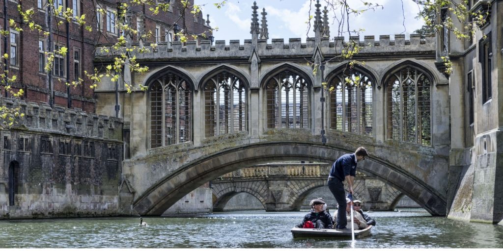 A Ponte dos Suspiros em Cambridge: Um ícone gótico no Cam 3 A Ponte dos Suspiros em Cambridge
