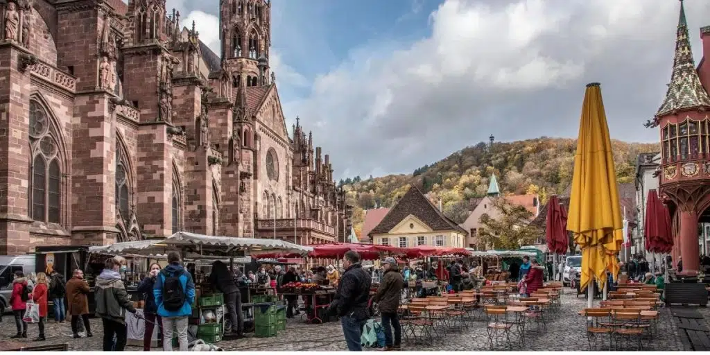 Münsterplatz à Fribourg : Le cœur vibrant d'une ville historique 3 Münsterplatz à Fribourg