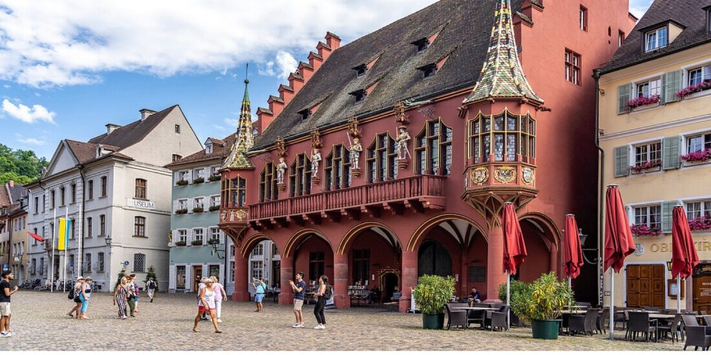 Münsterplatz à Fribourg : Le cœur vibrant d'une ville historique 4 Münsterplatz à Fribourg