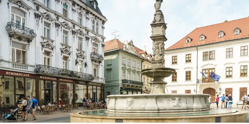 La Fontana di Massimiliano a Bratislava: Un guardiano della piazza principale 1 Fontana di Massimiliano a Bratislava