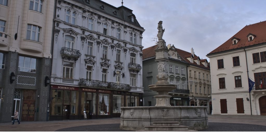 La Fontana di Massimiliano a Bratislava: Un guardiano della piazza principale 2 Fontana di Massimiliano a Bratislava