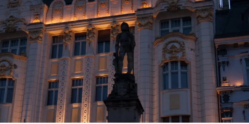 La Fontana di Massimiliano a Bratislava: Un guardiano della piazza principale 3 Fontana di Massimiliano a Bratislava