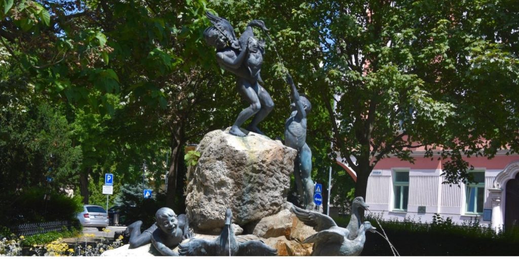 La fontana delle anatre di Bratislava: Un racconto poetico in bronzo 3 Fontana delle anatre a Bratislava