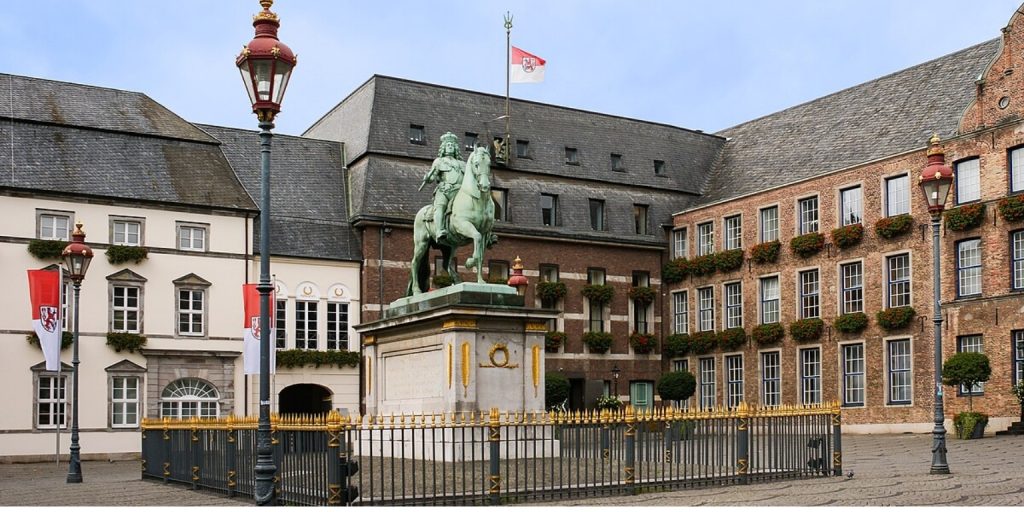 El casco antiguo de Düsseldorf: El bar más largo del mundo" y una joya histórica 1 Casco antiguo de Düsseldorf