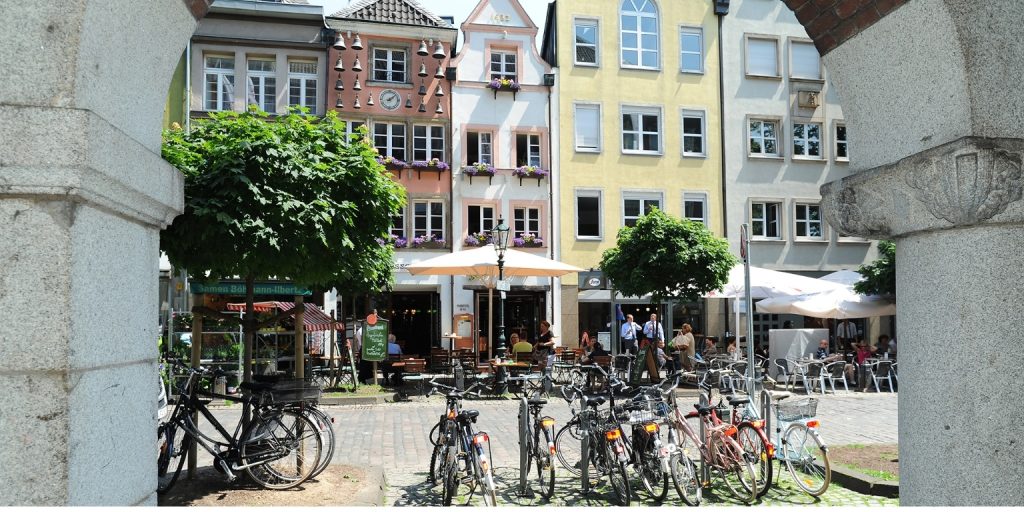 El casco antiguo de Düsseldorf: El bar más largo del mundo" y una joya histórica 3 Casco antiguo de Düsseldorf