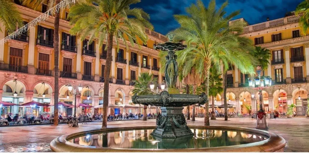 Plaça Reial a Barcellona: Una grande oasi di storia e vita notturna 2 Plaça Reial a Barcellona: Una grande oasi di storia e vita notturna