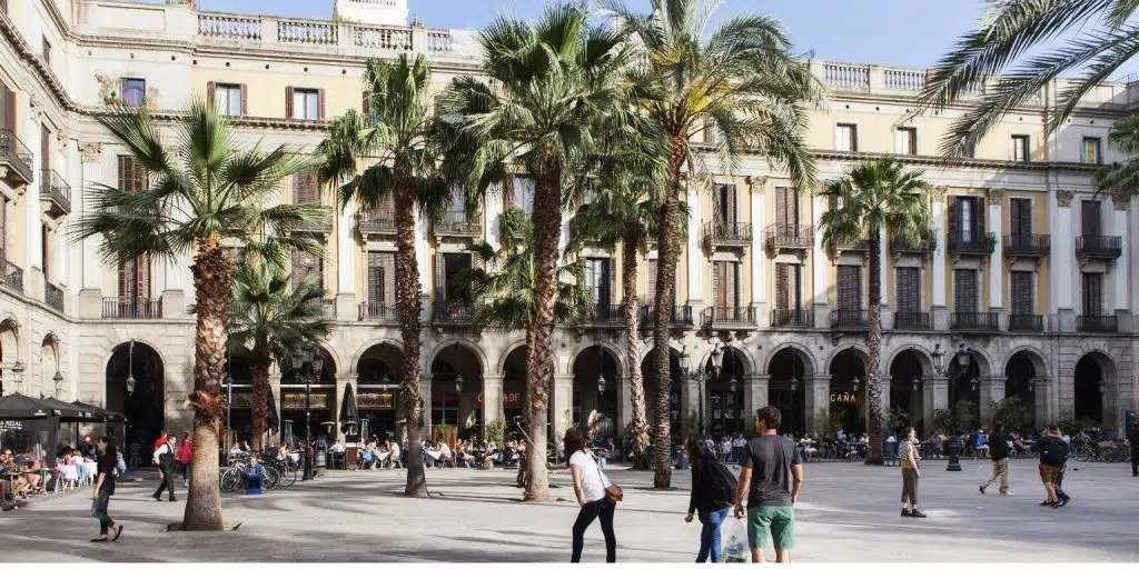 Plaça Reial a Barcellona: Una grande oasi di storia e vita notturna 3 Plaça Reial a Barcellona: Una grande oasi di storia e vita notturna
