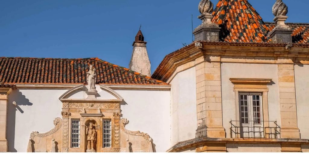 Porta Férrea à Coimbra : la grande porte de la tradition universitaire 3 Porta Férrea à Coimbra