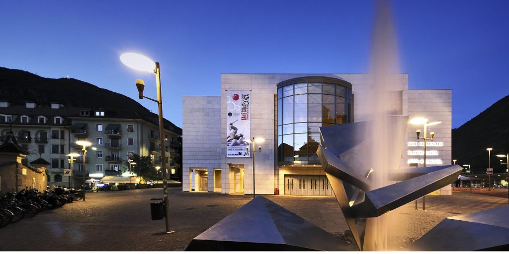 Teatr Miejski w Bolzano: Scena dla kultury i połączeń 2 Teatr Miejski w Bolzano