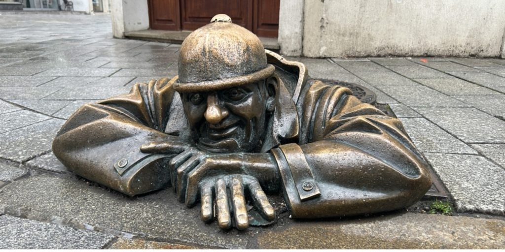 Het standbeeld van Cumil in Bratislava: Het eigenzinnige icoon van de oude stad 2 Standbeeld van Cumil in Bratislava