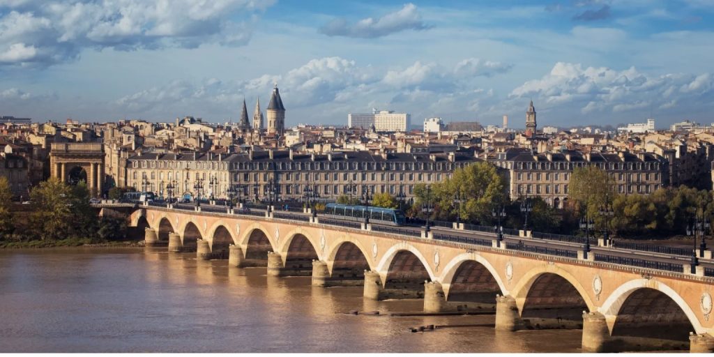 Pont de Pierre a Bordeaux: Un collegamento storico attraverso la Garonna 1 Pont de Pierre a Bordeaux