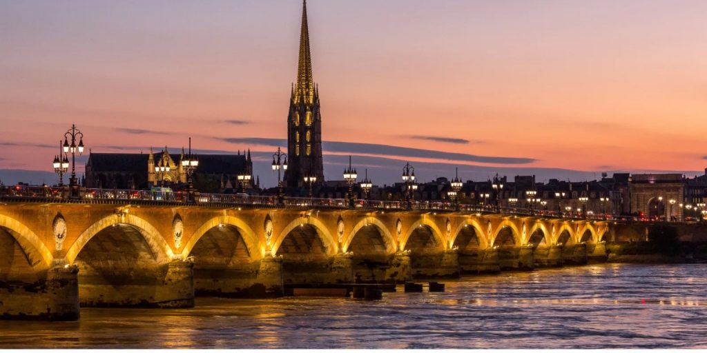 Pont de Pierre a Bordeaux: Un collegamento storico attraverso la Garonna 3 Pont de Pierre a Bordeaux