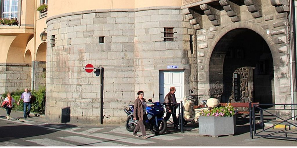 De Porte Salmier in Dinant: Een poort naar het verleden 3 Porte Salmier in Dinant